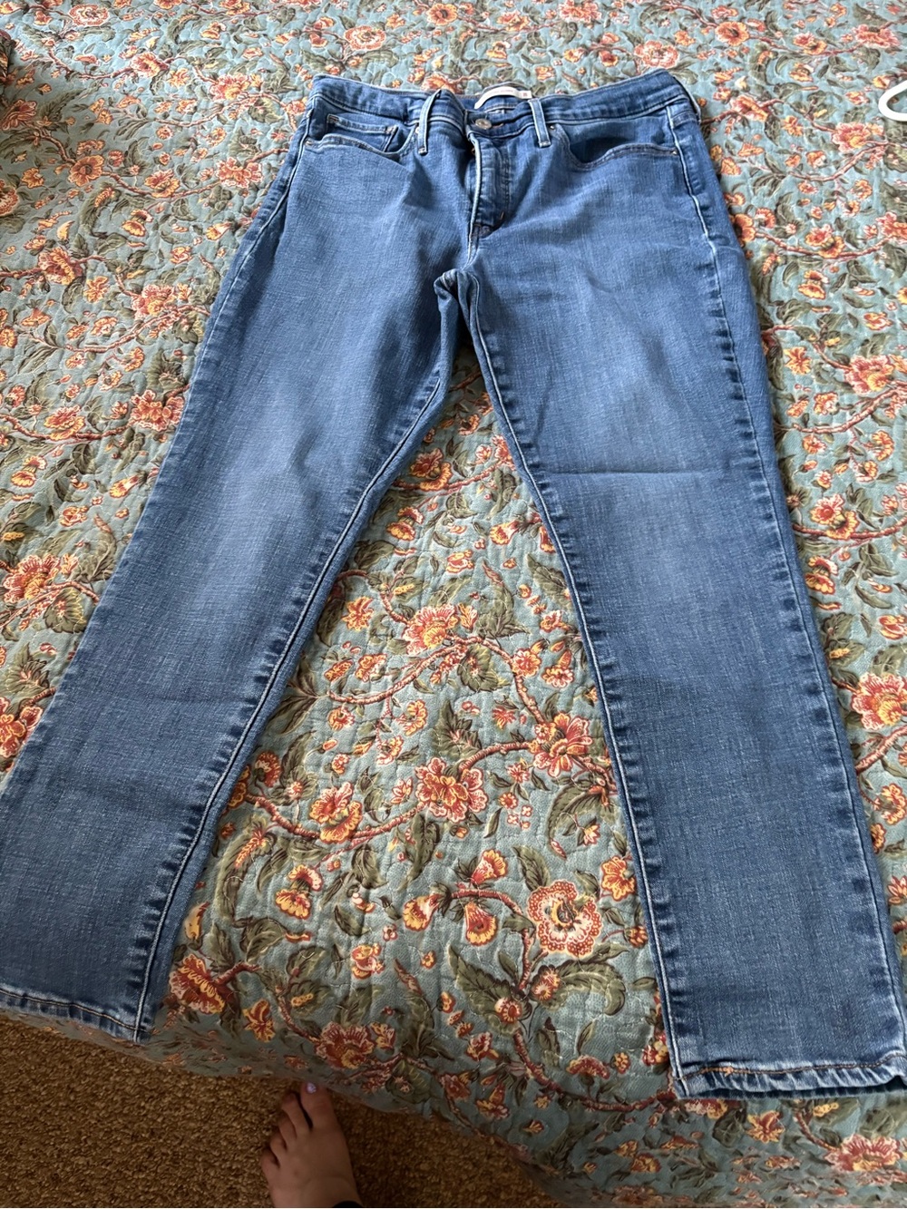 Levi's Women's Skinny Jeans in Medium Blue Wash